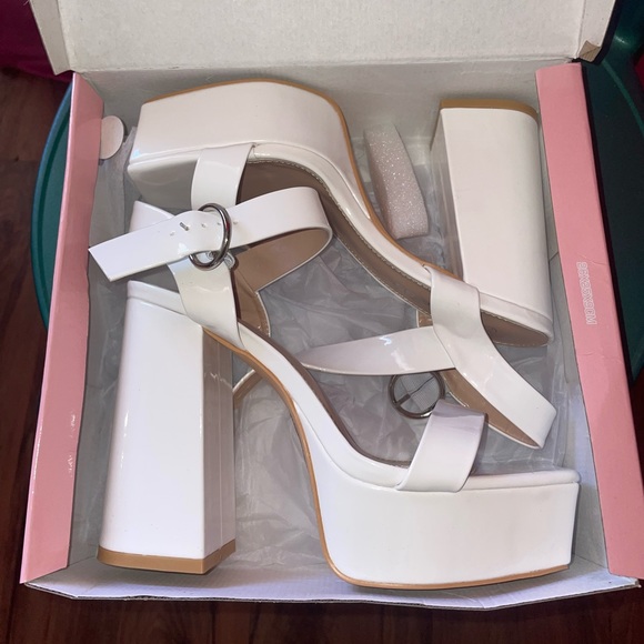 While Platform Sandals! - Picture 2 of 4